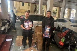 'Ôm' hàng tạ pháo từ biên giới Việt - Lào mang về nội địa tiêu thụ