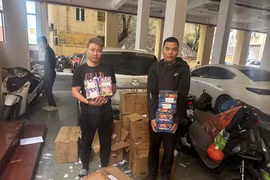 'Ôm' hàng tạ pháo từ biên giới Việt - Lào mang về nội địa tiêu thụ