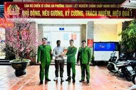 Hỗ trợ người đàn ông ngoại quốc tìm điện thoại để quên trên xe taxi