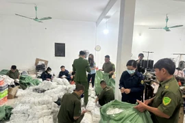 Phát hiện cơ sở sản xuất 21.000 đôi tất giả mạo các thương hiệu lớn