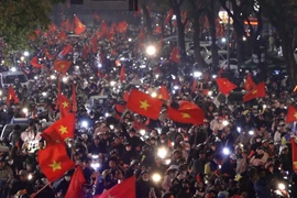 Công an Hà Nội đảm bảo an ninh trật tự cho người dân ăn mừng chiến thắng của đội tuyển Việt Nam