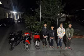 Nhóm 'choai choai' dùng gậy tuýp sắt gắn đinh ba cướp xe máy