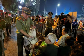 Những hình ảnh đẹp của Công an Thủ đô xuyên đêm vì nhân dân phục vụ