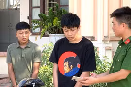 Hai thanh niên dàn cảnh hỏi mua điện thoại rồi cướp giật