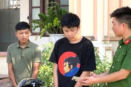 Hai thanh niên dàn cảnh hỏi mua điện thoại rồi cướp giật