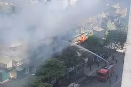 Nhanh chóng dập tắt vụ hỏa hoạn ở phố Phạm Ngọc Thạch