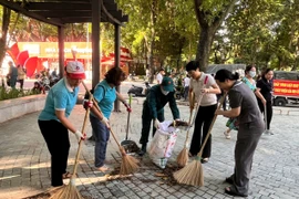 Bí thư, Chủ tịch phường cùng người dân vệ sinh môi trường, đảm bảo trật tự đô thị