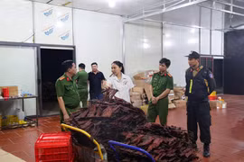 Đột kích cơ sở sản xuất hơn 400 tấn thịt sấy khô từ thực phẩm không rõ nguồn gốc
