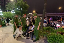 Ngăn chặn nhóm thanh thiếu niên cầm hung khí truy đuổi trên phố Hoàng Cầu