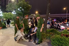 Ngăn chặn nhóm thanh thiếu niên cầm hung khí truy đuổi trên phố Hoàng Cầu