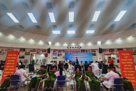 Hơn 40 cán bộ đoàn viên Văn phòng Cơ quan Cảnh sát điều tra Công an thành phố Hà Nội tham gia hiến máu tình nguyện