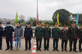 Bàn giao đối tượng người nước ngoài xuất nhập cảnh trái phép