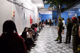 Dựng chuỗi nhà tạm để "bao nuôi" nữ nhân viên phục vụ quán karaoke