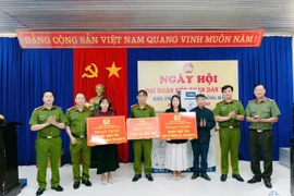 Công an phường Ô Chợ Dừa trao tặng thuốc, lan tỏa yêu thương về miền Trung 