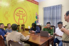 Người dân làng trên, xóm dưới nô nức rủ nhau làm sạch dữ liệu đăng ký xe và giấy phép lái xe 