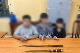 Nhóm thanh niên vác dao kiếm đi giải quyết mâu thuẫn khiến một người bị thương