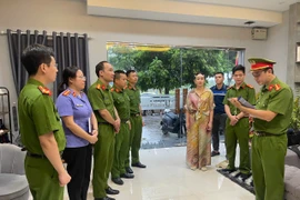 Trùm giang hồ Vi 'ngộ' cùng vợ bị khởi tố về tội "Trốn thuế"