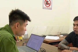 Gã thanh niên khống chế, cướp điện thoại của người đi đường