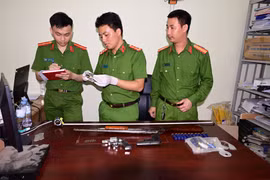Bắt đối tượng cất giấu nhiều súng đạn trong phòng ngủ, két sắt