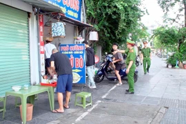 Ra quân xử lý trật tự đô thị trên địa bàn phường Láng