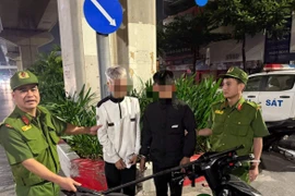 Cảnh sát phản ứng nhanh khống chế hai đối tượng mang hung khí hành hung người đi đường