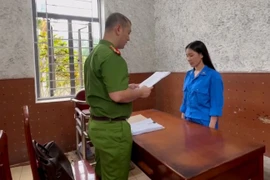 Ngụy trang 4 kg vàng, vận chuyển trái phép qua biên giới