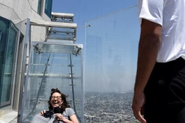 Ống trượt trong suốt ở độ cao 300m