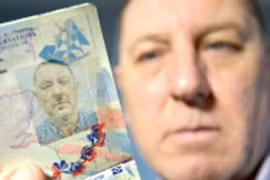 Bối rối vì ảnh hộ chiếu giống Hitler