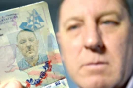 Bối rối vì ảnh hộ chiếu giống Hitler