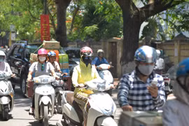 Hà Nội ngột ngạt vì nắng nóng 38-39 độ C