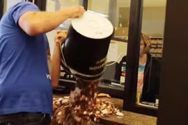 Mang 2 xô tiền xu đi nộp phạt