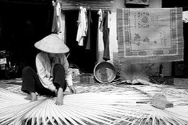 "Bàn tay khâu lá"