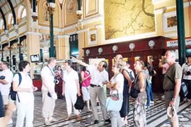 Tìm hướng dẫn viên du lịch: "Vơ bèo gạt tép" mà vẫn thiếu