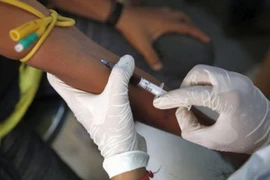 Hơn 2.200 người Ấn Độ nhiễm HIV do truyền máu