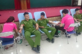 Đoàn viên Công an quận Hoàn Kiếm tham gia hiến máu tình nguyện