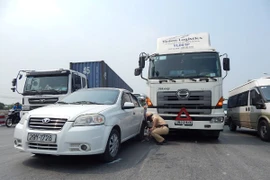 Xế hộp "dính" xe tải trên quốc lộ 5