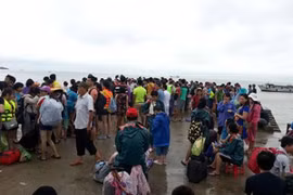 Du khách dồn ra cầu cảng Cô Tô ngóng tàu trở về đất liền