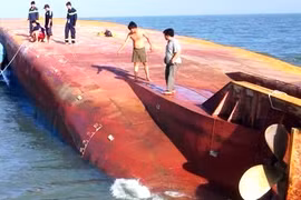 Sà lan bị tàu biển đâm chìm, một người mất tích