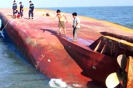 Sà lan bị tàu biển đâm chìm, một người mất tích