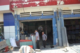 Quản lý cửa hàng đưa tiền cho người lạ nhưng không hay biết gì?