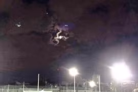 Vô tình ghi lại cảnh nhiều vật thể bay kỳ lạ ở TP. Hồ Chí Minh