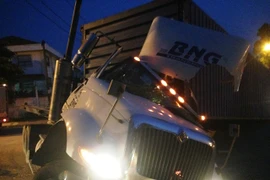 Tài xế container bị thùng hàng đè chết