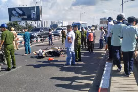 Va liên tiếp trúng 2 ô tô, nam thanh niên đi xe máy tử vong