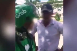 "Xe ôm truyền thống" dọa đâm tài xế GrabBike vì chiếm địa bàn