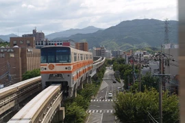 Mát mắt với cây xanh dưới gầm đường sắt trên cao ở châu Á