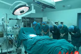 Tập thể y bác sỹ cúi đầu trước sự ra đi ý nghĩa của chàng trai trẻ