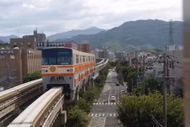 Mát mắt với cây xanh dưới gầm đường sắt trên cao ở châu Á