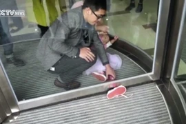  Thót tim, bé gái 4 tuổi mắc chân vào cửa xoay