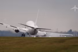 Máy bay Boeing chao đảo dữ dội vì gặp gió lớn khi hạ cánh
