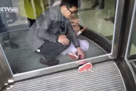  Thót tim, bé gái 4 tuổi mắc chân vào cửa xoay